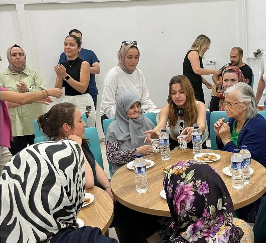 Öğrencilerden Huzurevi Sakinlerine Egzersiz Uygulaması