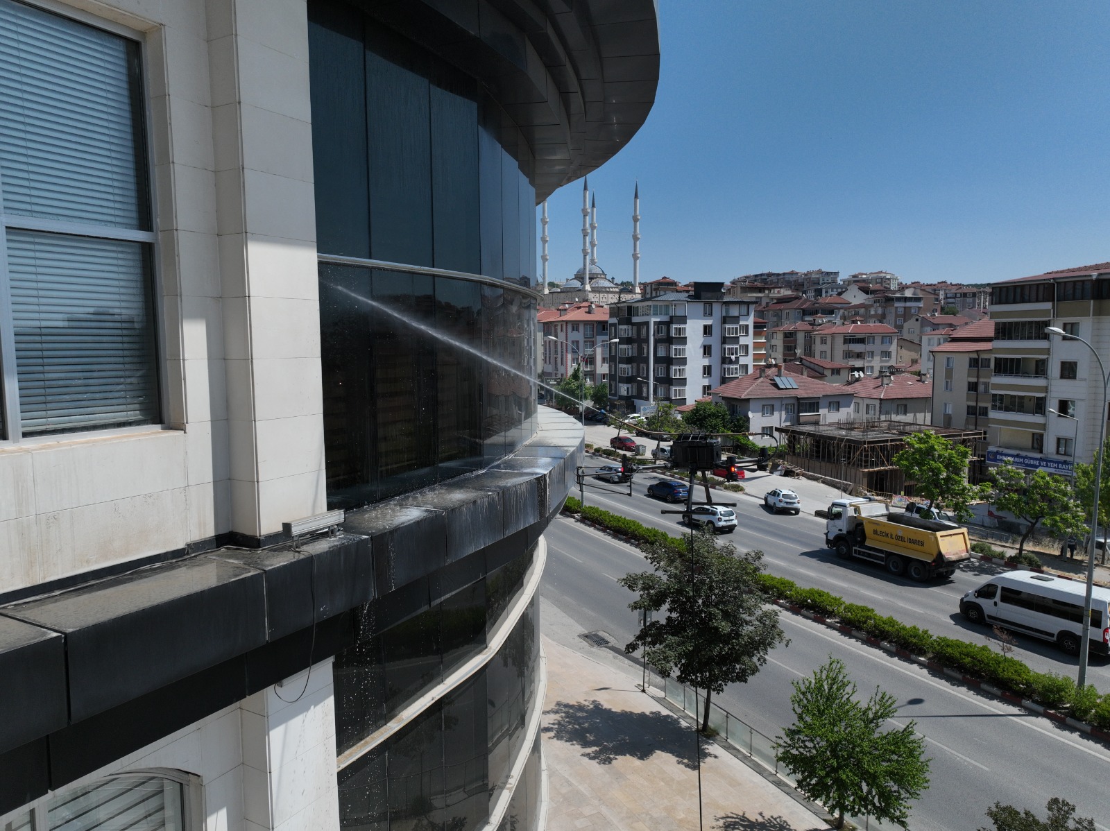 eyh-edebali-kultur-ve-kongre-merkezinin-camlari-drone-ile-yikanarak-temizlendi-3.jpg