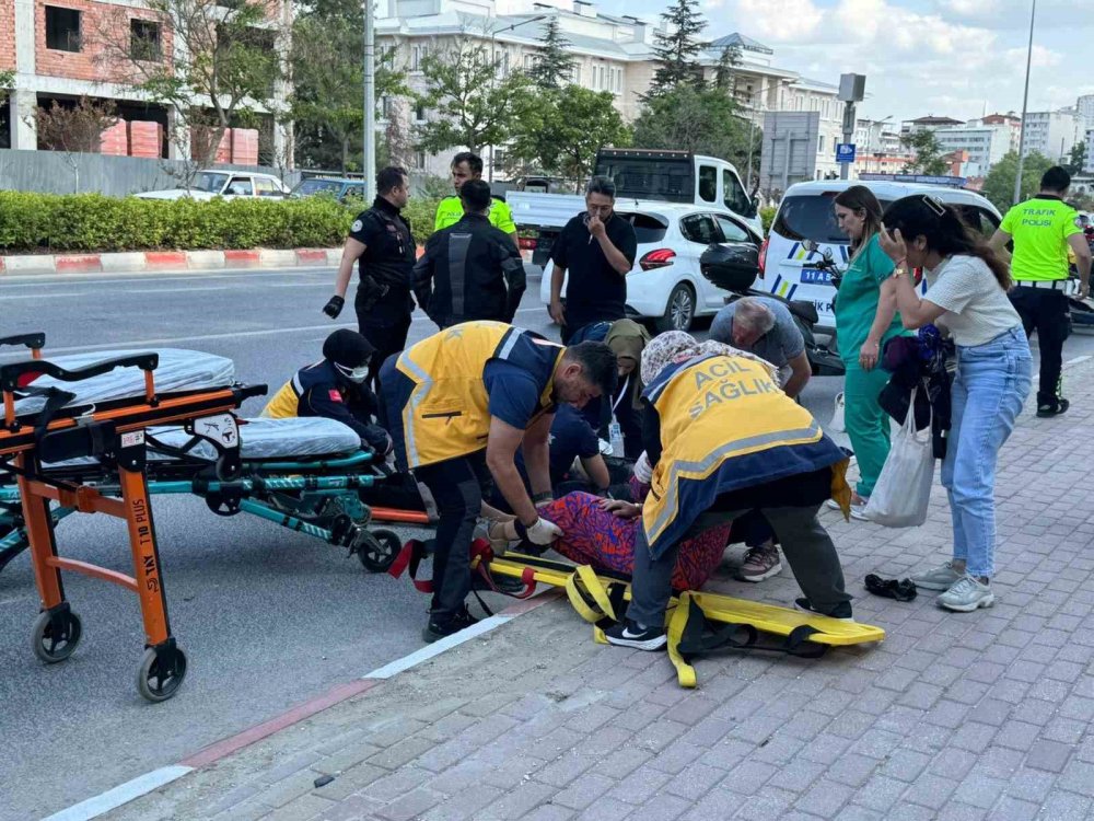 Motosiklet Yayaya Çarptı
