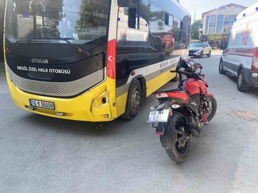 Otobüs İle Motosikletin Kazası Kameraya Yansıdı