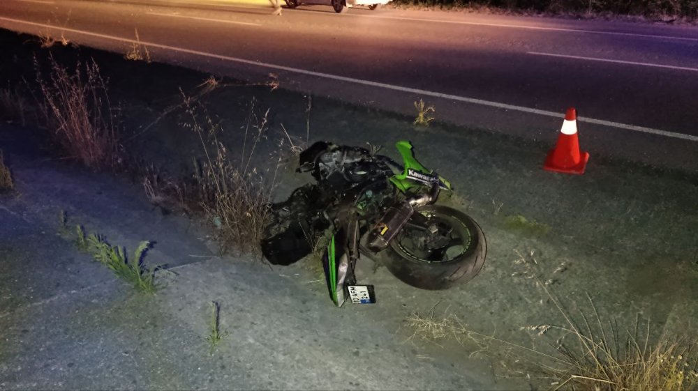 Yarış Yaparken Farları Yanmayan Otomobile Çarpan Motosikletler Paramparça Oldu