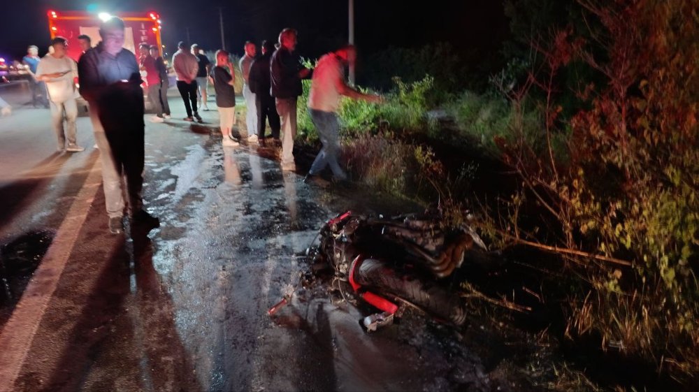 Yarış Yaparken Farları Yanmayan Otomobile Çarpan Motosikletler Paramparça Oldu