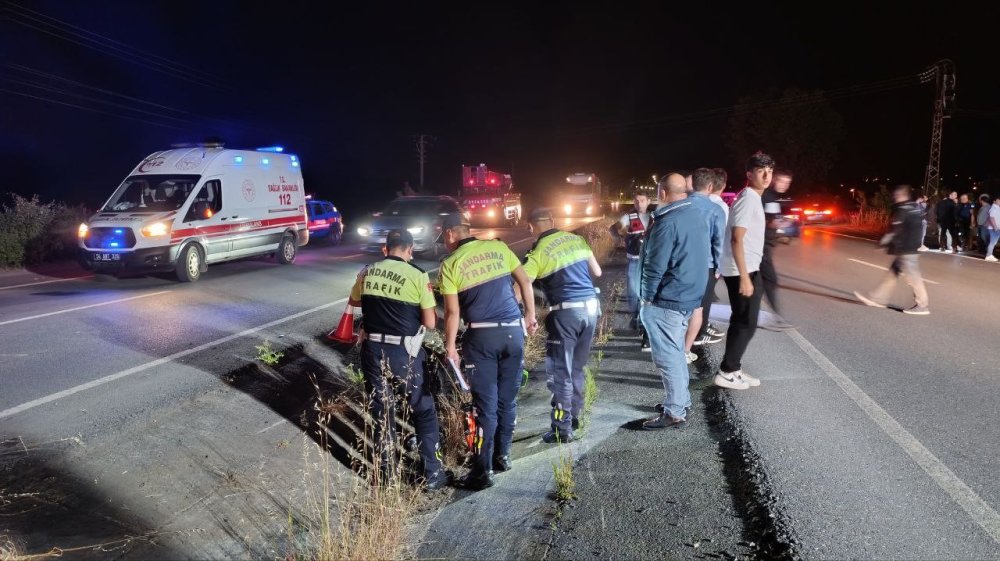 Yarış Yaparken Farları Yanmayan Otomobile Çarpan Motosikletler Paramparça Oldu