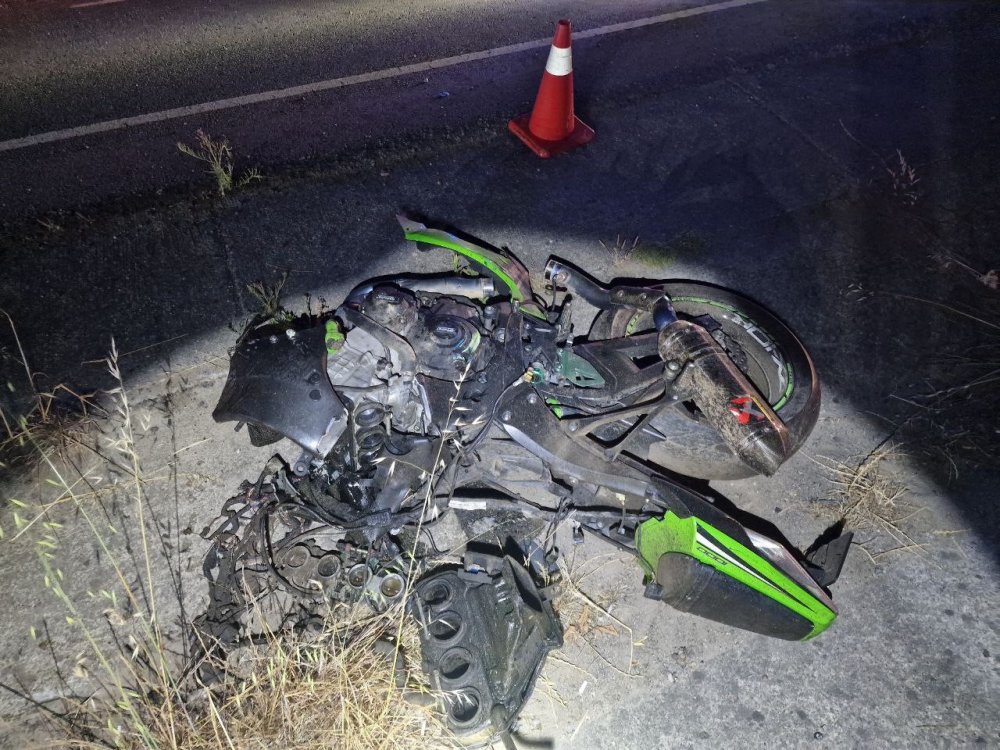 Yarış Yaparken Farları Yanmayan Otomobile Çarpan Motosikletler Paramparça Oldu