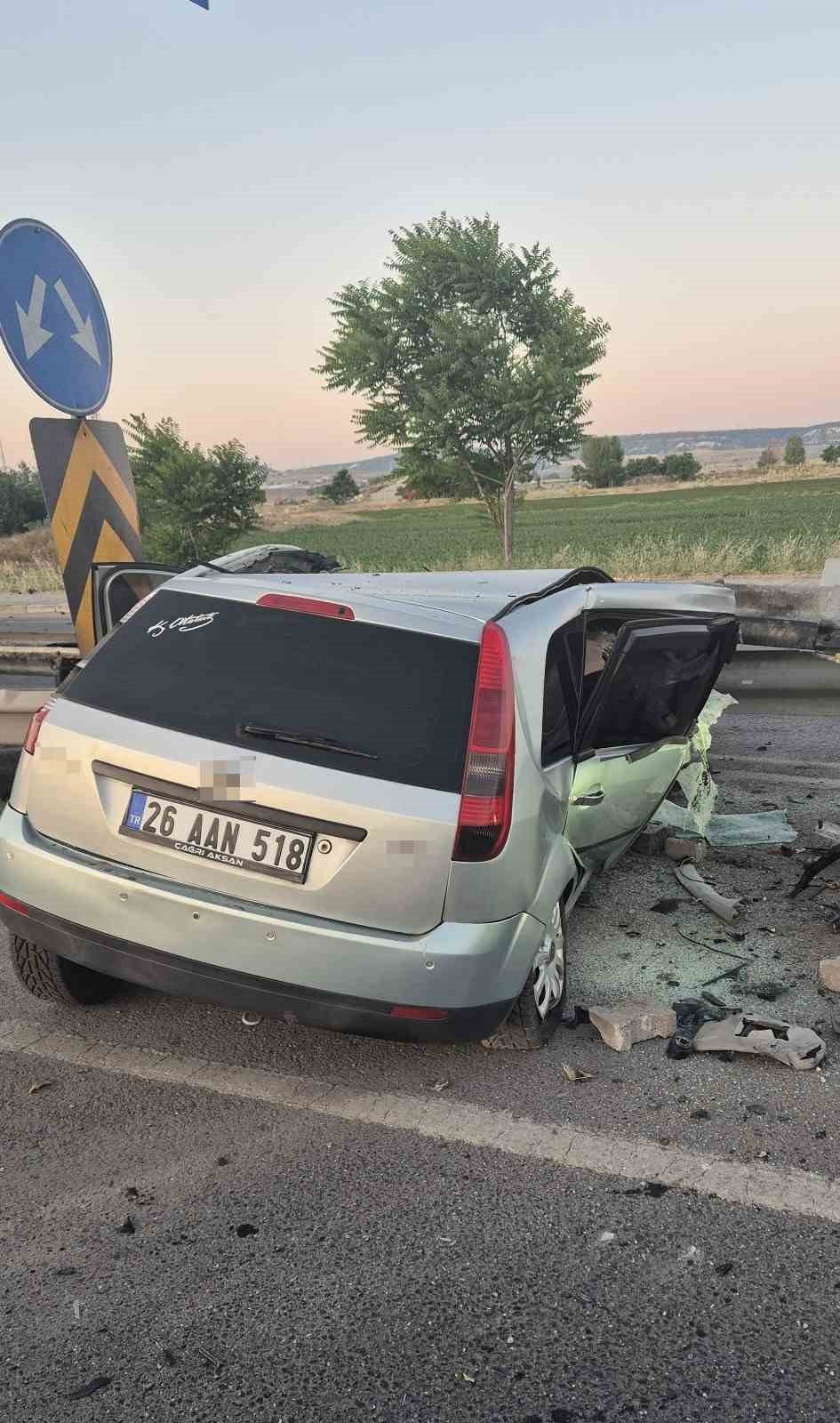 Bariyere Çarpan Otomobil Hurdaya Döndü