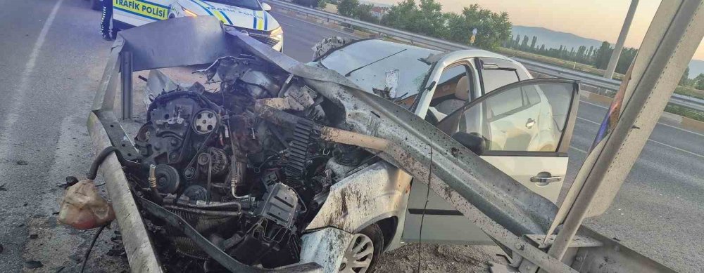 Bariyere Çarpan Otomobil Hurdaya Döndü