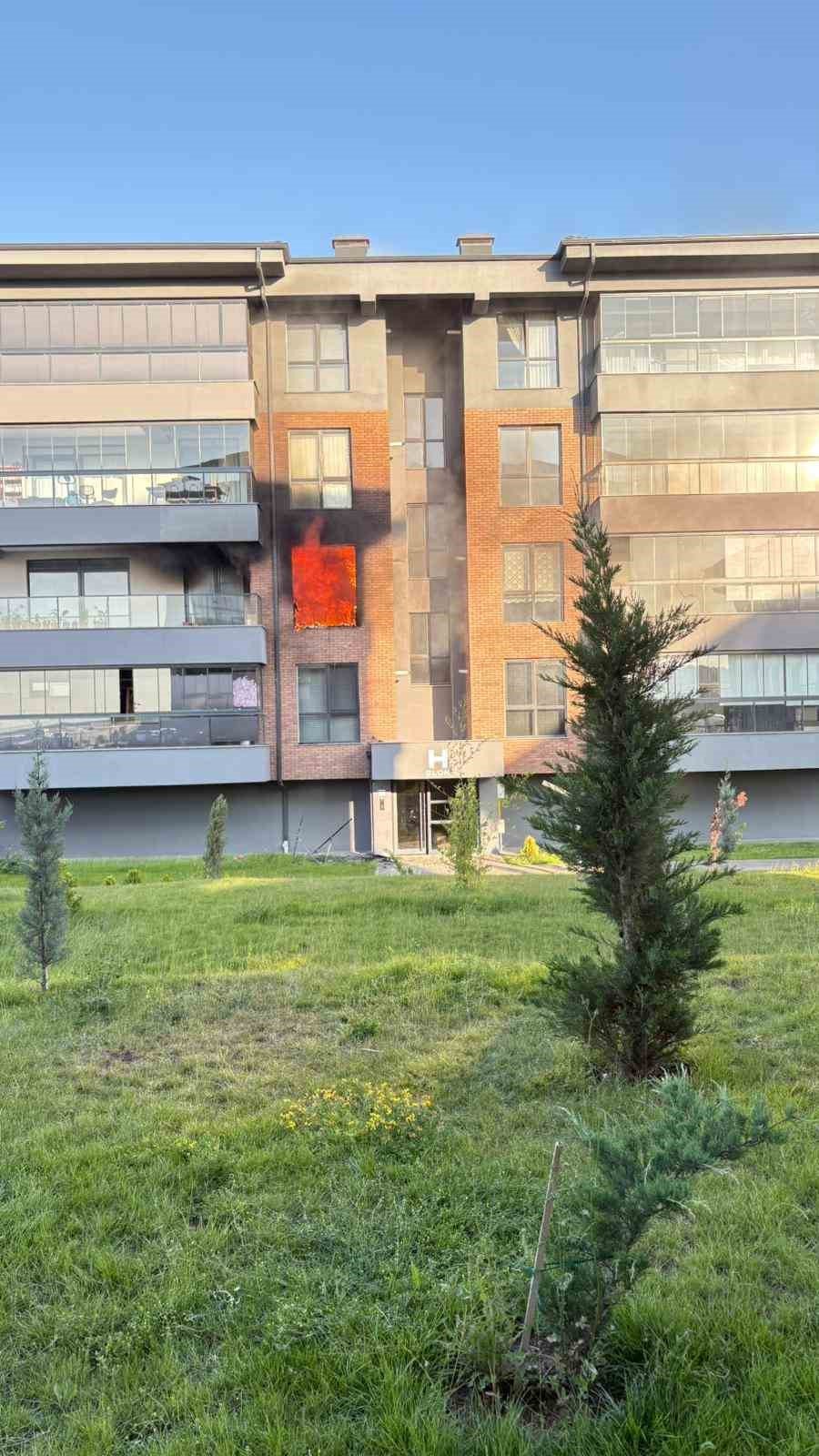 Buzdolabından Çıkan Yangında Evde Büyük Çapta Maddi Hasar Meydana Geldi
