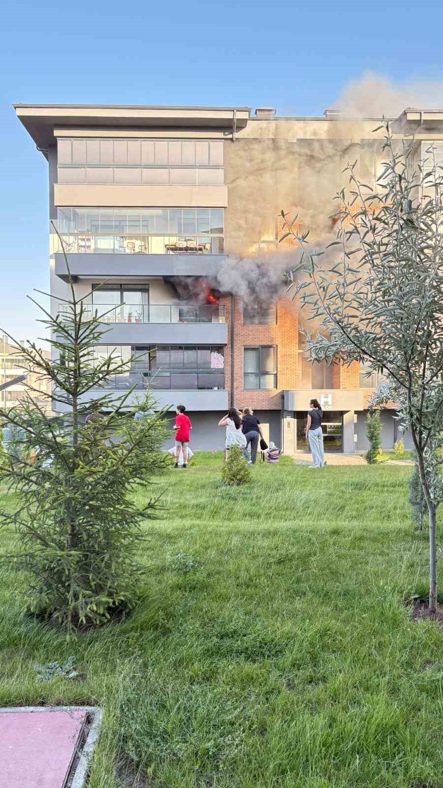 Buzdolabından Çıkan Yangında Evde Büyük Çapta Maddi Hasar Meydana Geldi