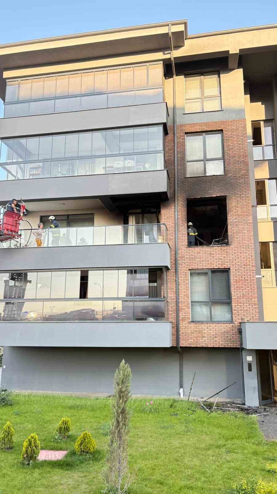 Buzdolabından Çıkan Yangında Evde Büyük Çapta Maddi Hasar Meydana Geldi