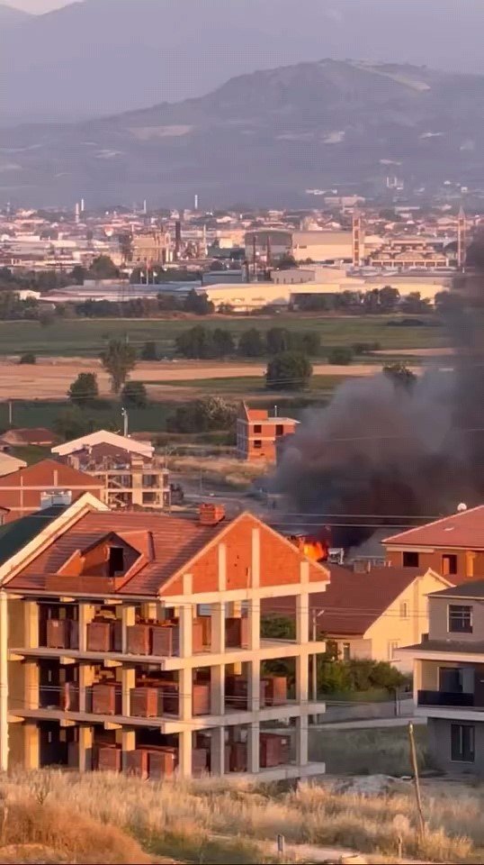Çatıda Çıkan Yangında 1 Kişi Dumandan Etkilendi