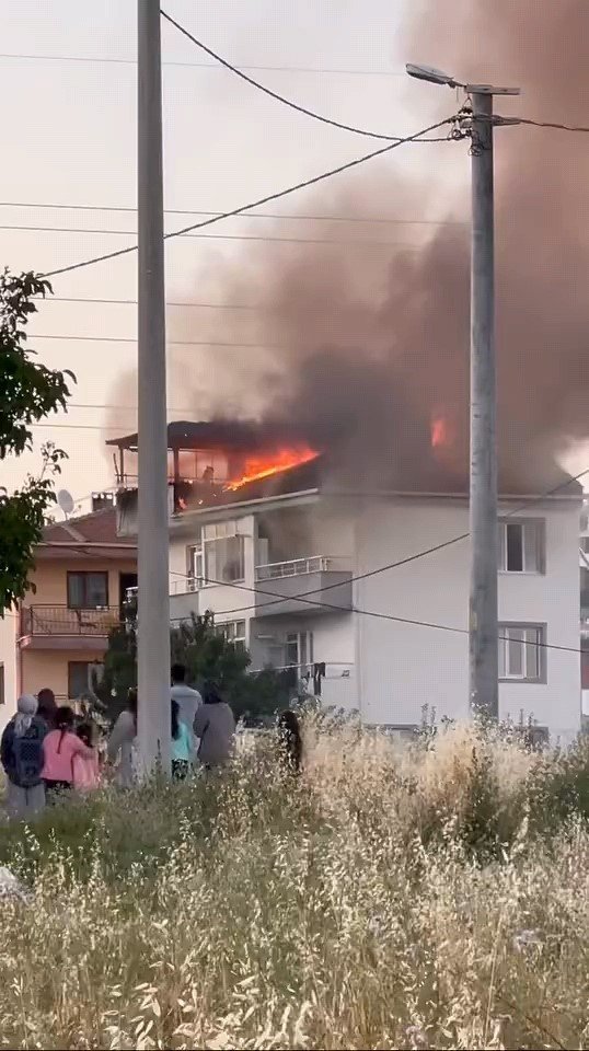Çatıda Çıkan Yangında 1 Kişi Dumandan Etkilendi
