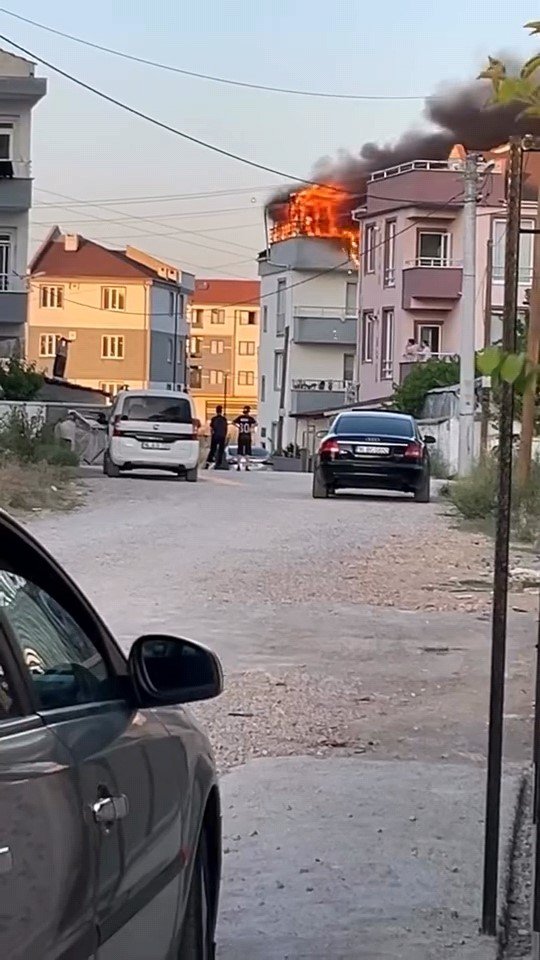 Çatıda Çıkan Yangında 1 Kişi Dumandan Etkilendi