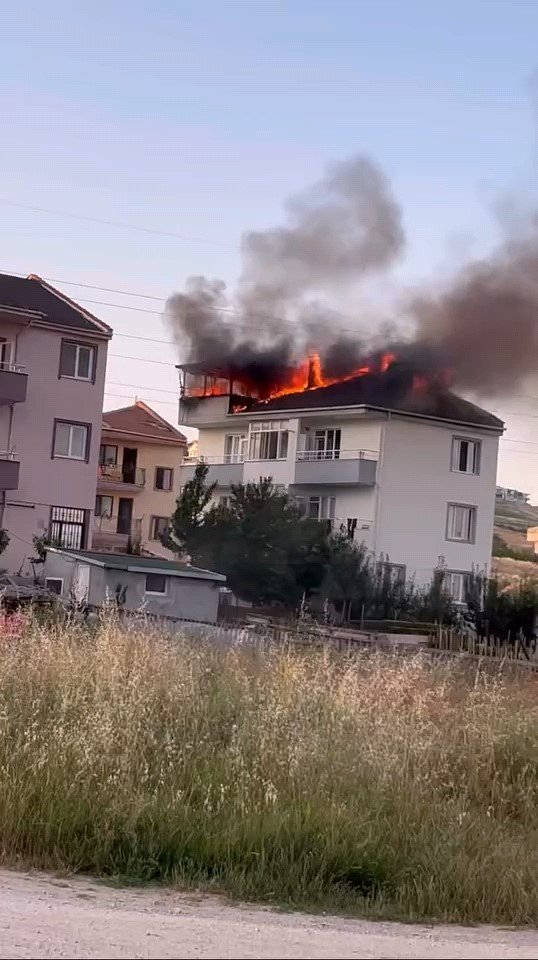 Çatıda Çıkan Yangında 1 Kişi Dumandan Etkilendi