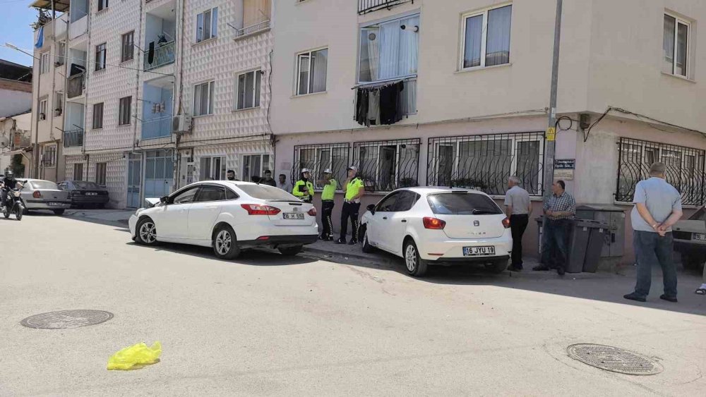 Otomobiller Çarpıştı 3 kişi yaralandı
