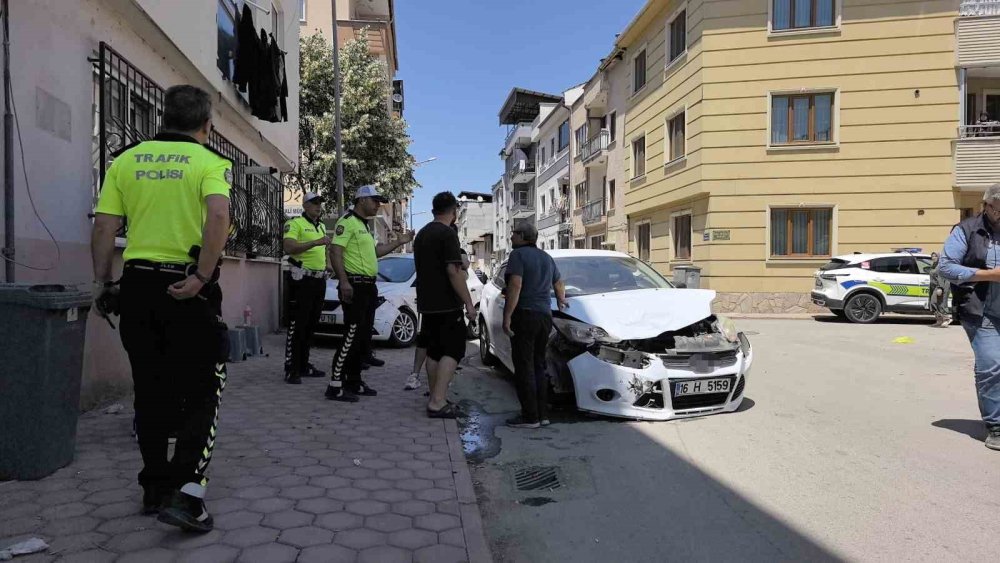 Otomobiller Çarpıştı 3 kişi yaralandı