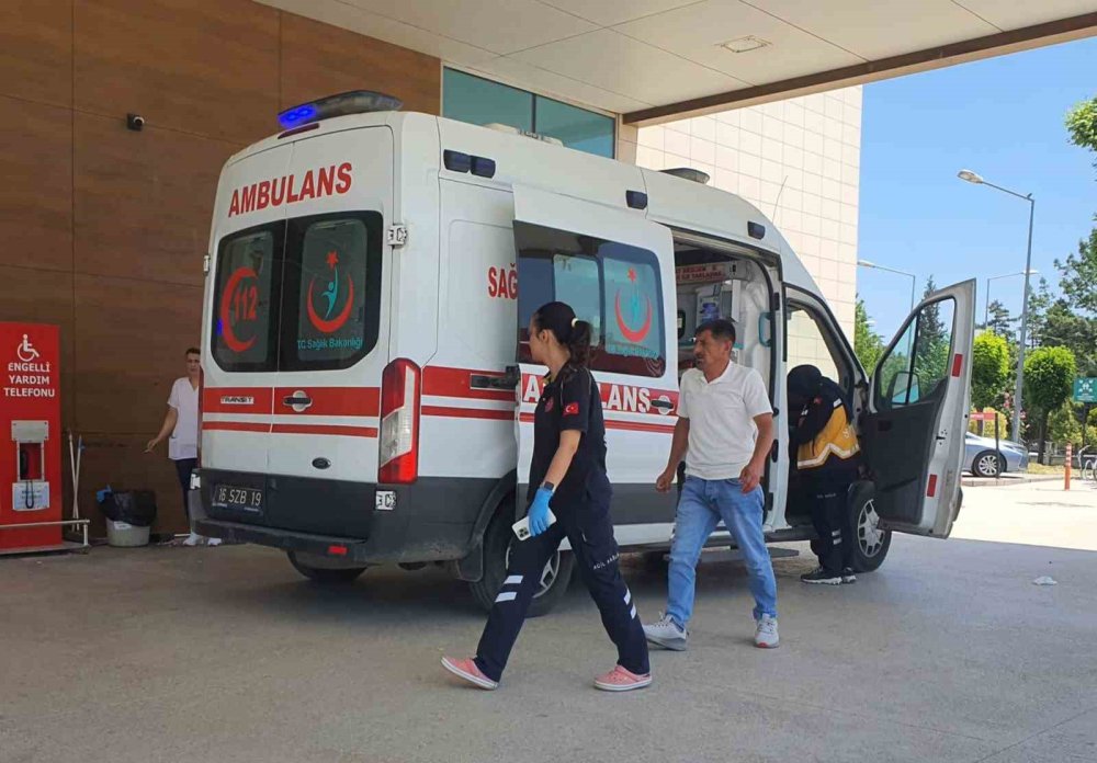 Otomobiller Çarpıştı 3 kişi yaralandı
