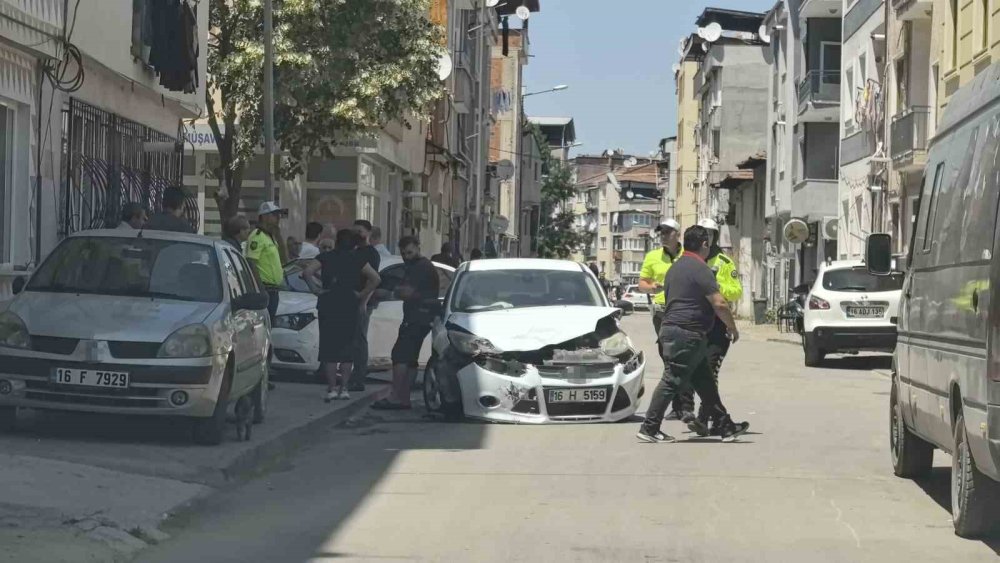 Otomobiller Çarpıştı 3 kişi yaralandı