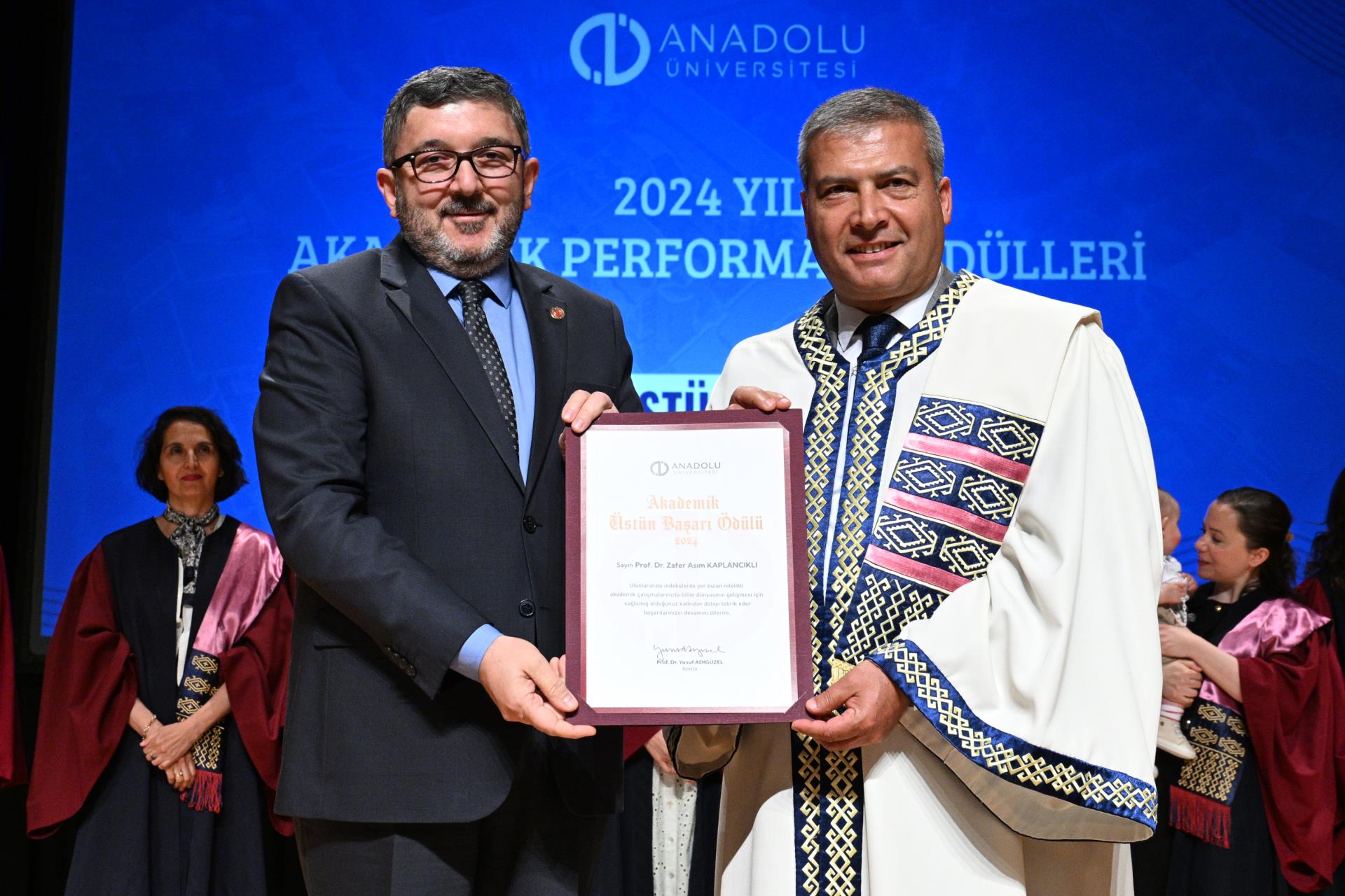 rektor-kaplancikliya-akademik-ustun-basari-odulu-001.jpg