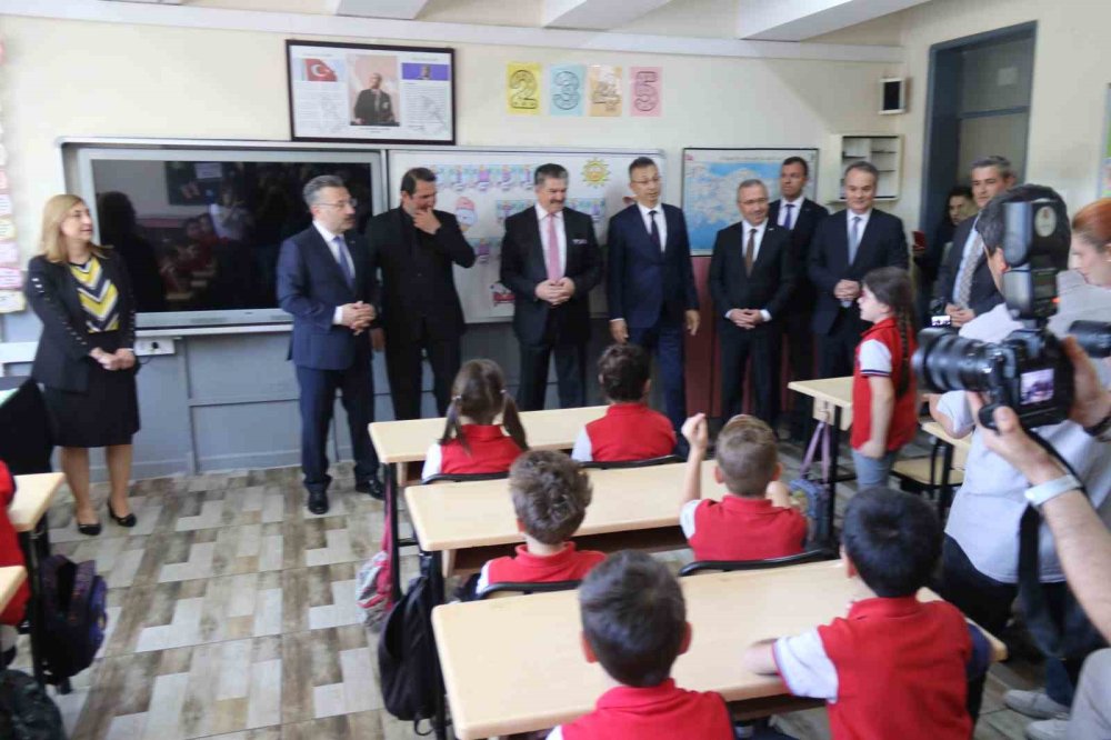 Öğrencilerin Karne Sevincine Ortak Oldu