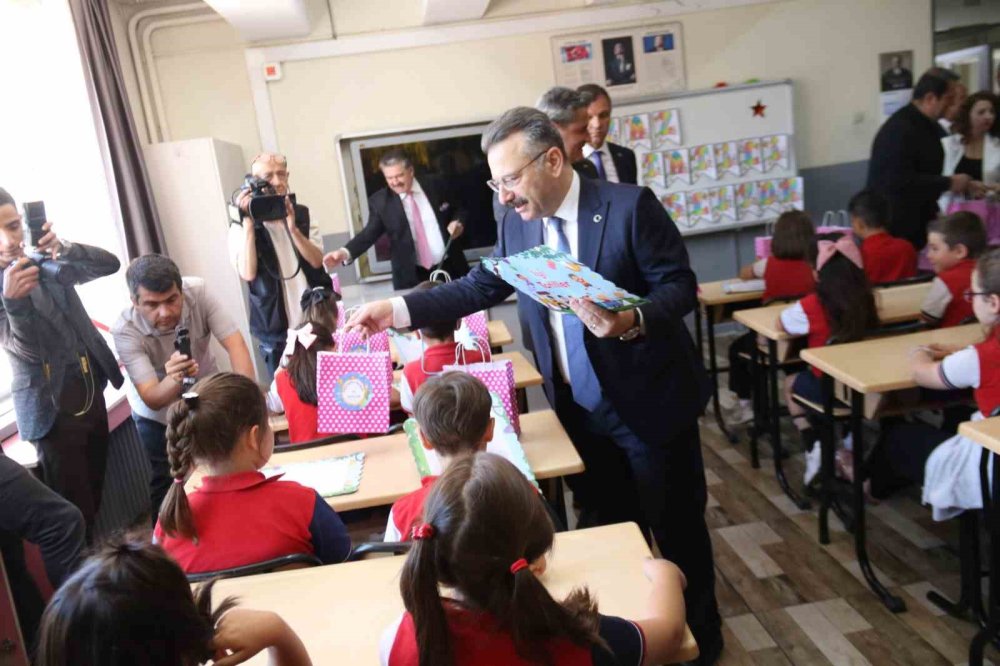 Öğrencilerin Karne Sevincine Ortak Oldu