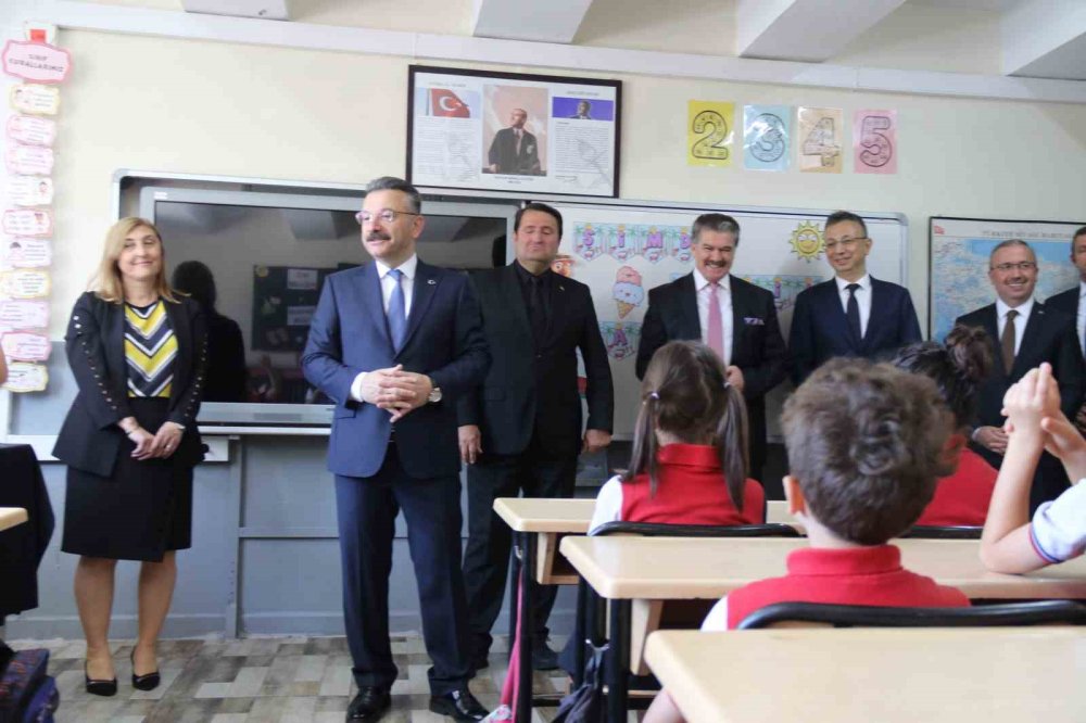 Öğrencilerin Karne Sevincine Ortak Oldu