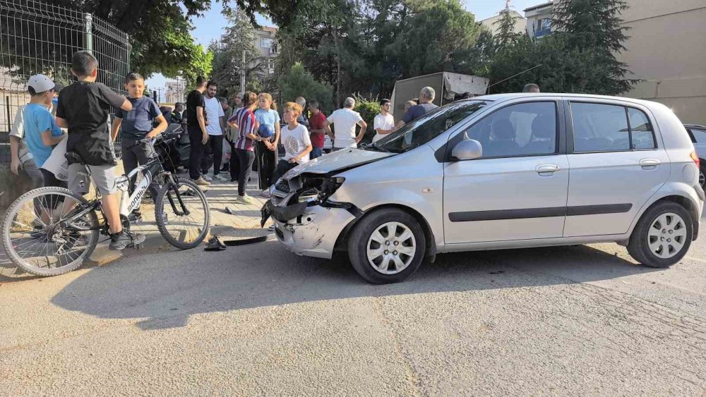 Otomobille Çarpışan Motosiklet Sürücüsü Ağır Yaralandı