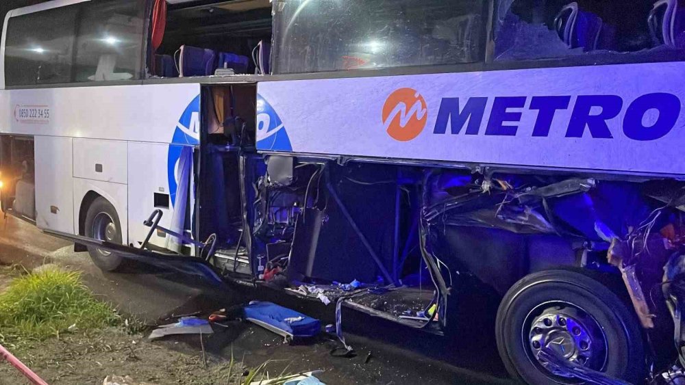 40 Yolcusu Olan Otobüs Tıra Çarptı: 12 Kişi Yaralandı