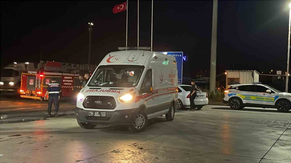 40 Yolcusu Olan Otobüs Tıra Çarptı: 12 Kişi Yaralandı