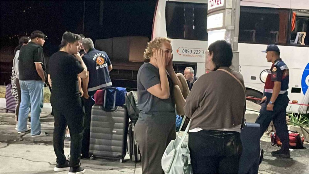 40 Yolcusu Olan Otobüs Tıra Çarptı: 12 Kişi Yaralandı