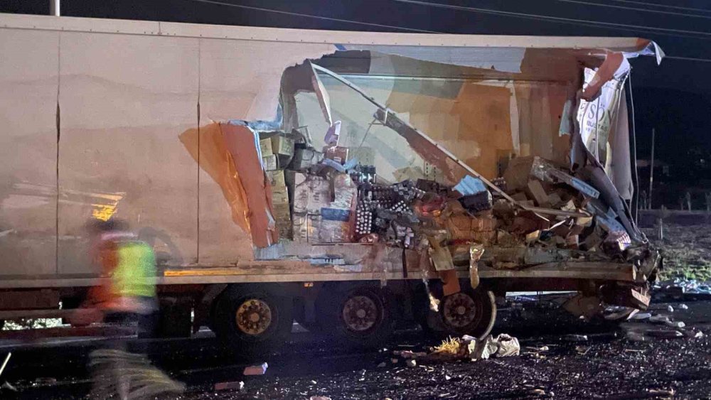 40 Yolcusu Olan Otobüs Tıra Çarptı: 12 Kişi Yaralandı