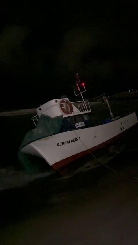 8 Metrelik Balıkçı Teknesi Karaya Oturdu