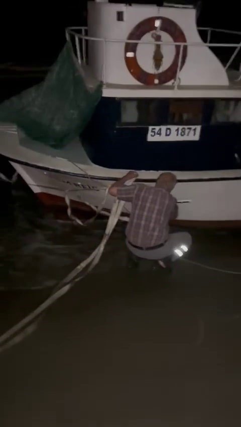 8 Metrelik Balıkçı Teknesi Karaya Oturdu