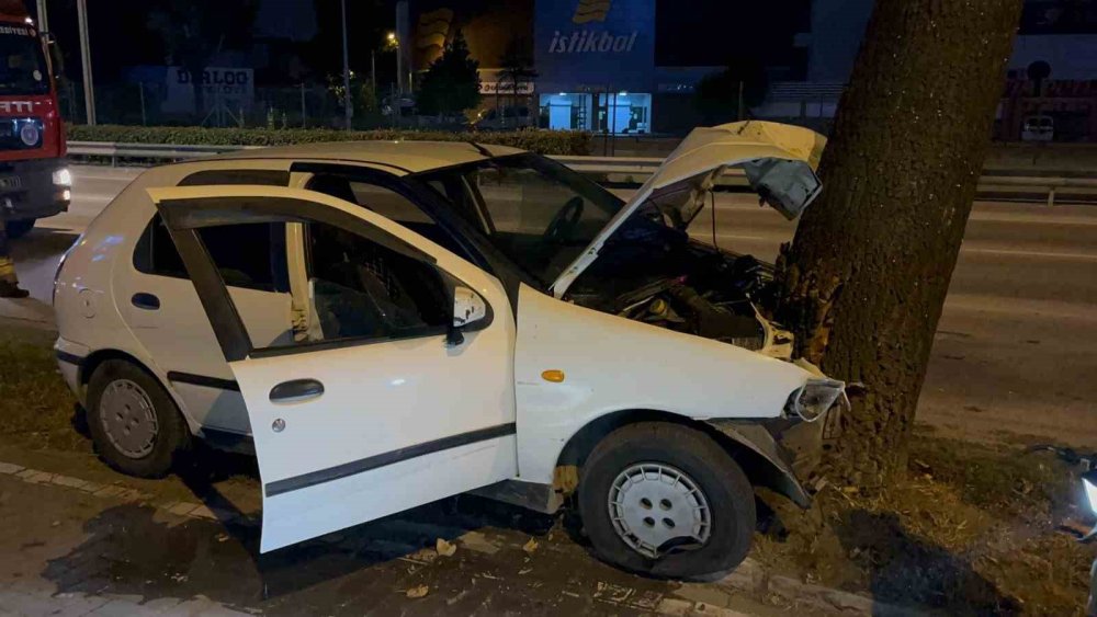 Direksiyon Hakimiyetini Kaybederek Ağaca Çarptı