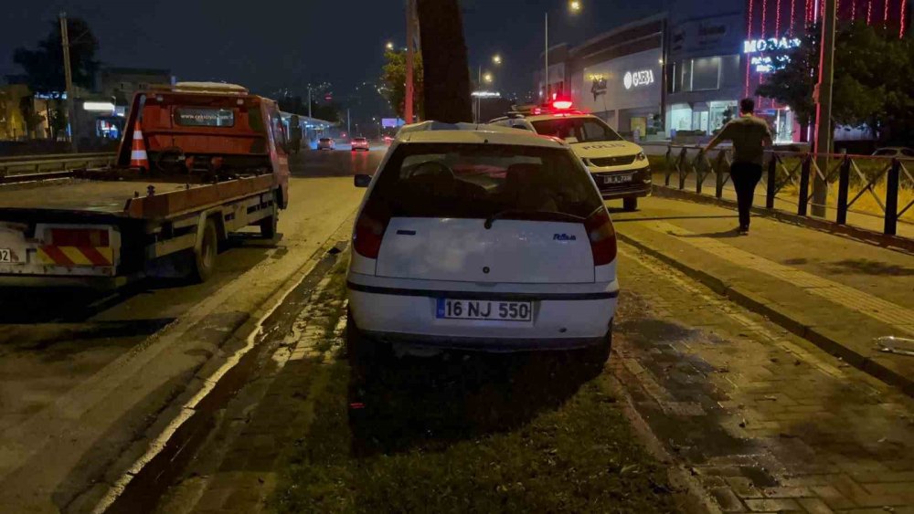 Direksiyon Hakimiyetini Kaybederek Ağaca Çarptı