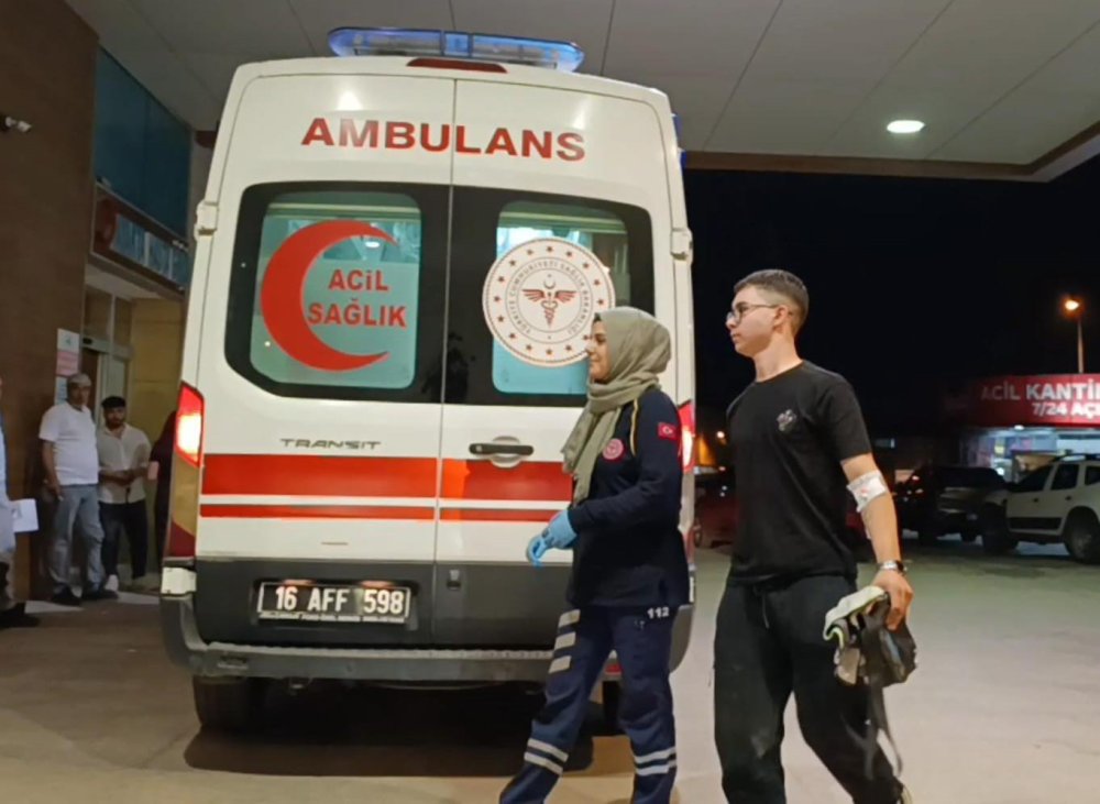Motosiklet Sürücüsü Aracın Altına Girdi