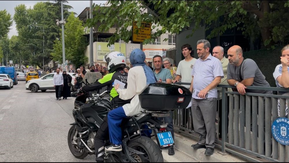 Öğrenci Okulları Karıştırınca Motosikletli Polis Okula Yetiştirdi