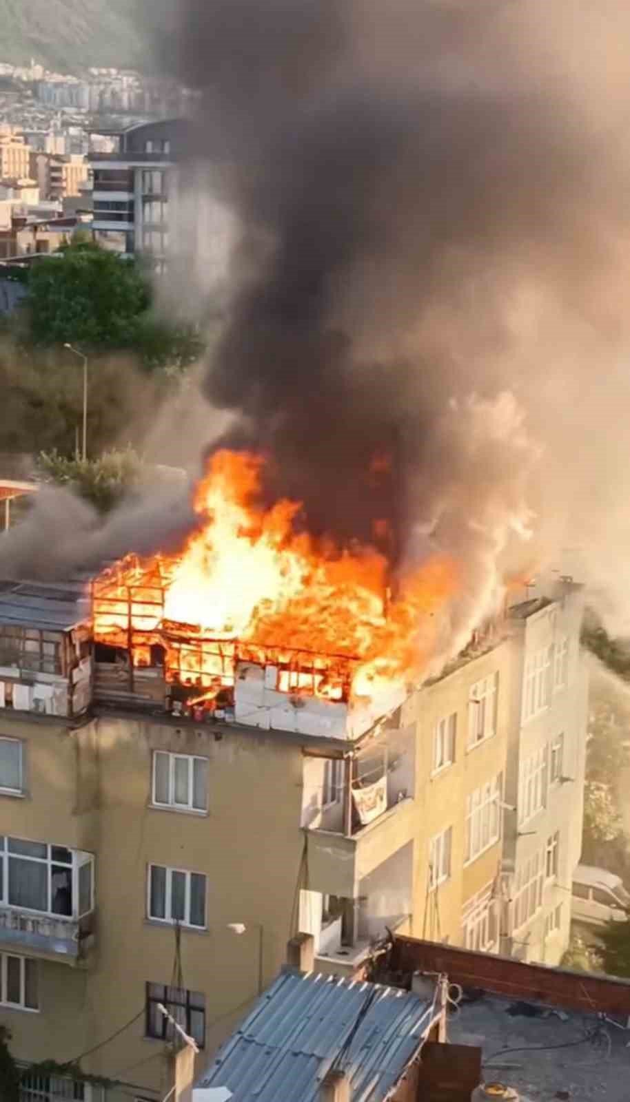 5 Katlı Binanın Çatı Katı Alevlere Teslim Oldu