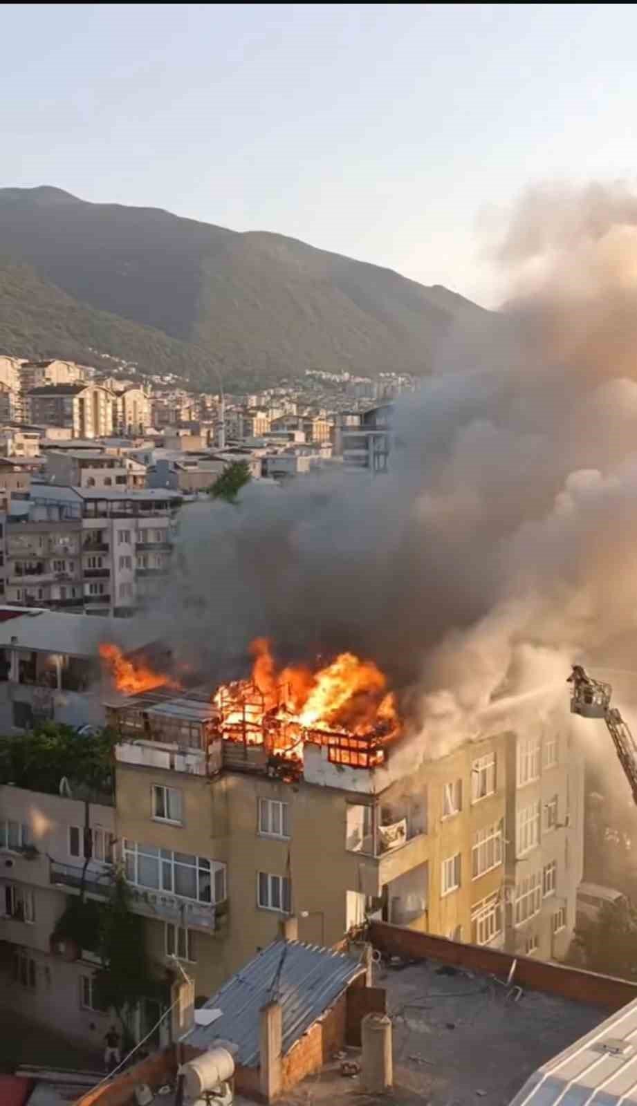 5 Katlı Binanın Çatı Katı Alevlere Teslim Oldu