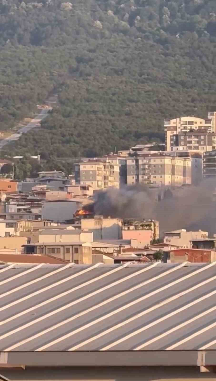 5 Katlı Binanın Çatı Katı Alevlere Teslim Oldu