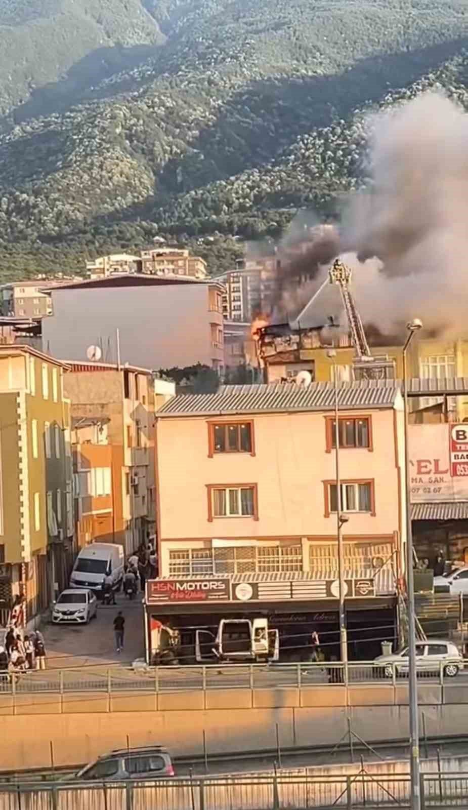 5 Katlı Binanın Çatı Katı Alevlere Teslim Oldu