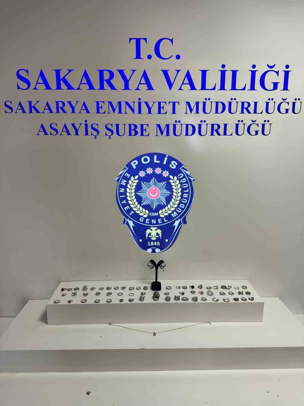 70 Bin Lira Değerinde Gümüş Takı Çalan Şüpheli, Polis Ekiplerince Yakalandı