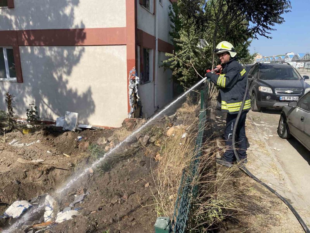 Boş Arazide Çıkan Yangın Korkuttu!