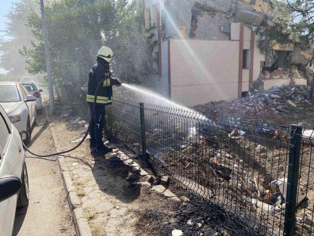 Boş Arazide Çıkan Yangın Korkuttu!
