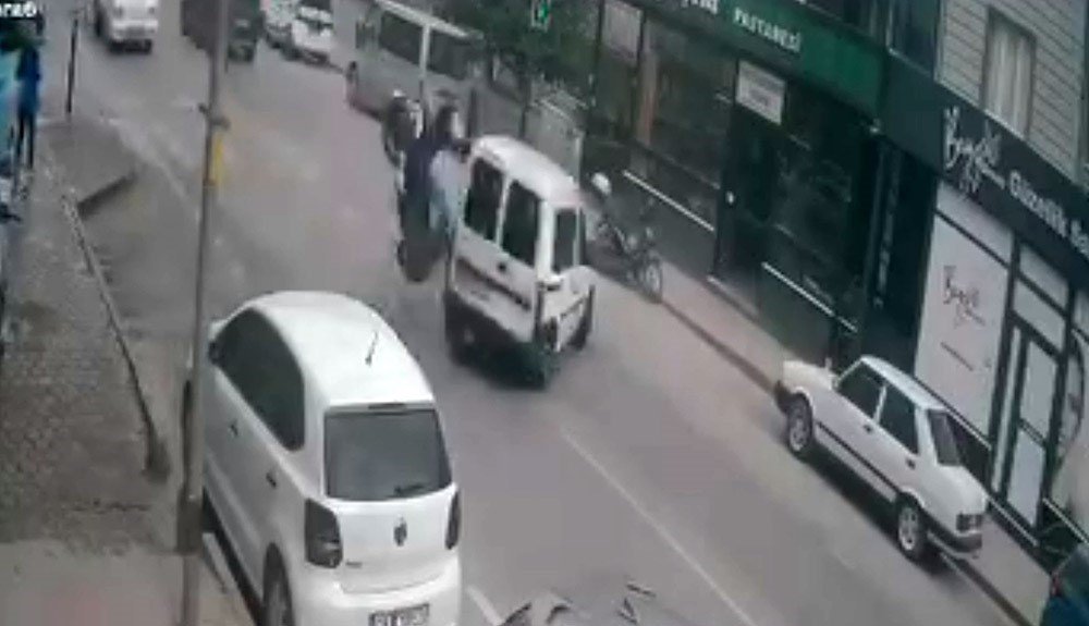 Ehliyetsiz Sürücü Kaza Yaptı