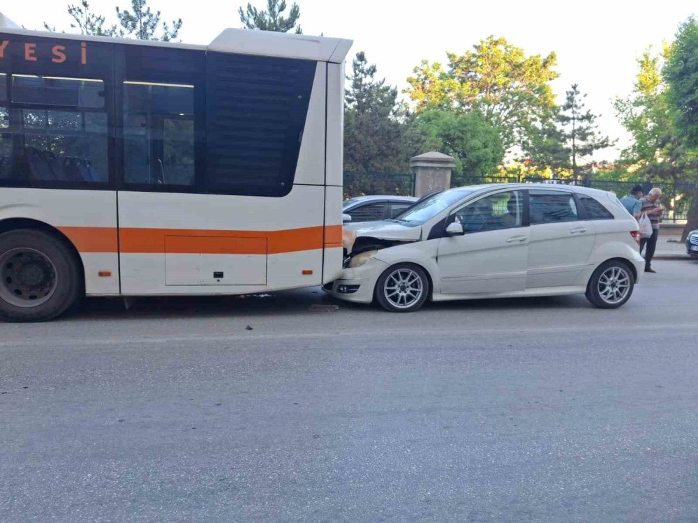Otomobil Belediye Otobüsüne Arkadan Çarptı