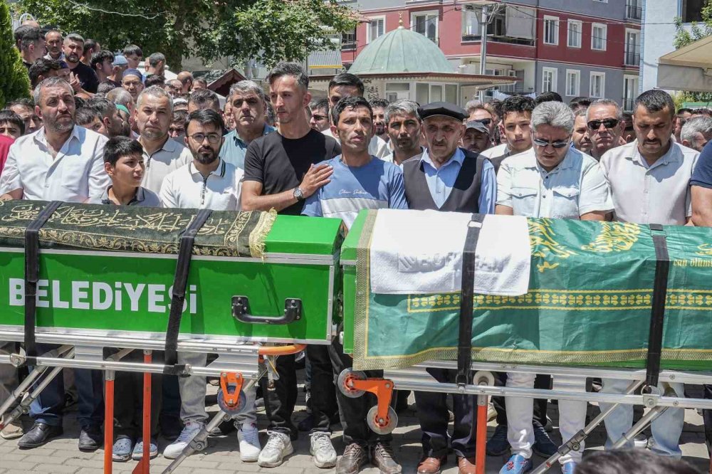 Gölde Boğulan İki Küçük Kuzen Yan Yana Uğurlandı