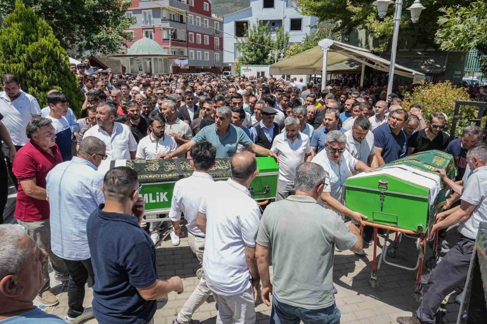 Gölde Boğulan İki Küçük Kuzen Yan Yana Uğurlandı