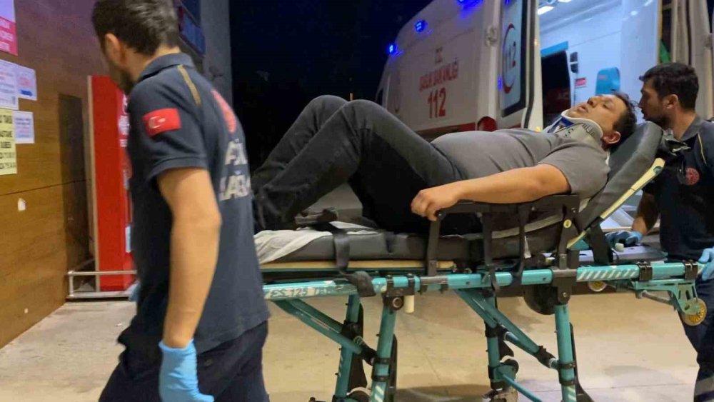 İki Otomobil Çarpıştı: 2 Yaralı