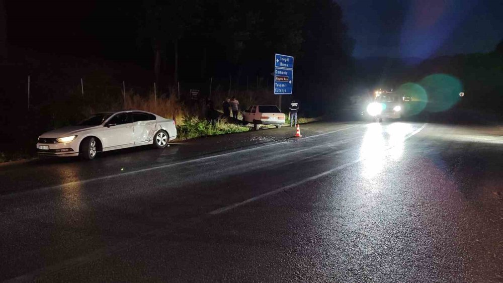 İki Otomobil Çarpıştı: 2 Yaralı