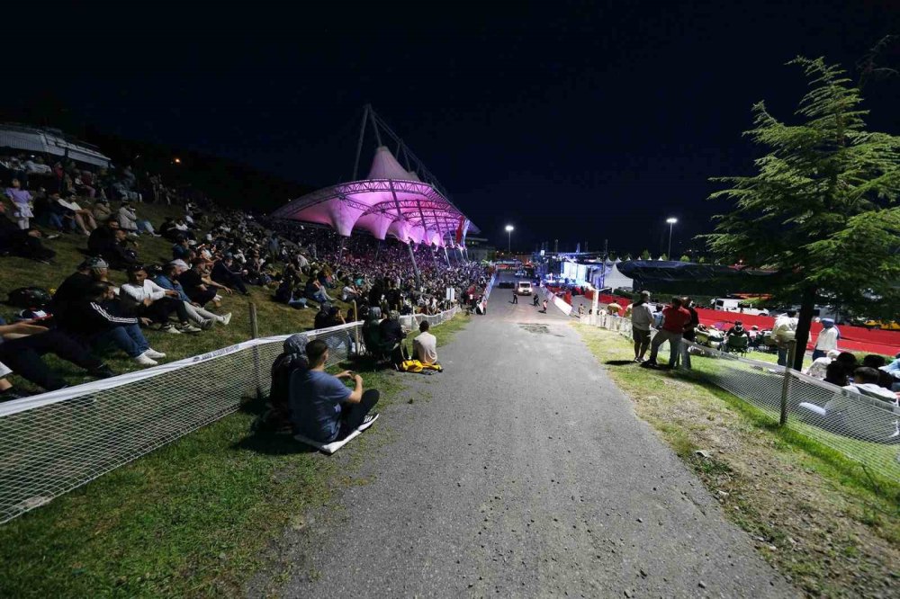 Şampiyona Festivale Dönüştü